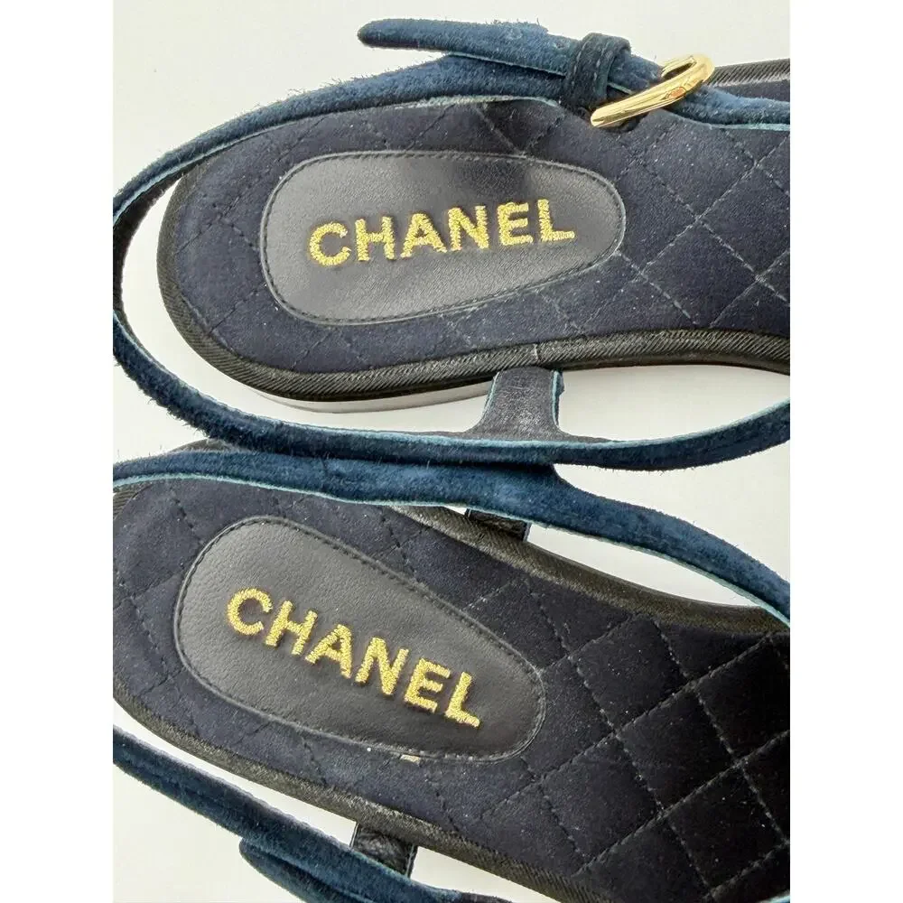 Chanel Interlocking CC Camillia Thong Sandals Navy Blue Suede Size 37C / 7 Wide